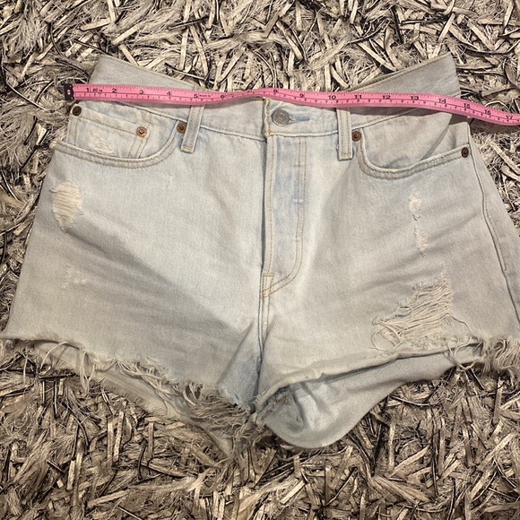 Levi’s High Waisted Shorts - Picture 4 of 6